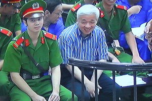 Bầu Kiên cười tươi trong phiên xét xử chiều 21/5